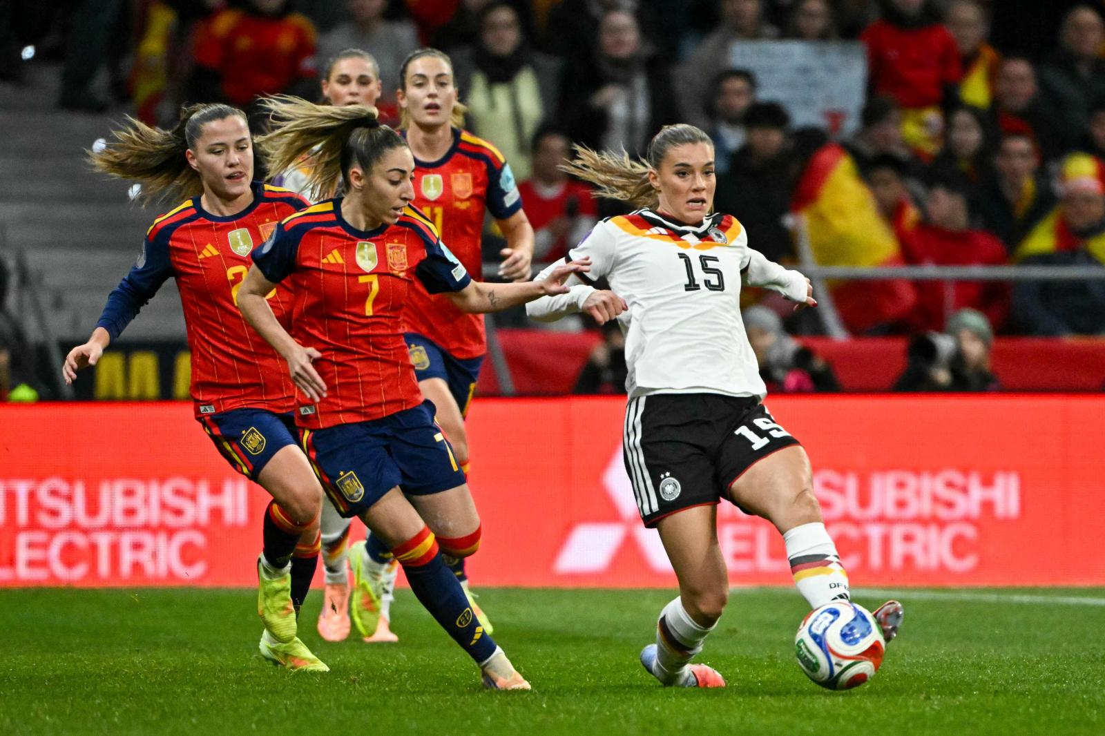 Olga Carmona presiona a una futbolista alemana con la presencia de Claudia Pina.