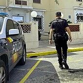 Un policía nacional junto a la comisaría de Dénia.