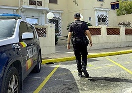 Un policía nacional junto a la comisaría de Dénia.