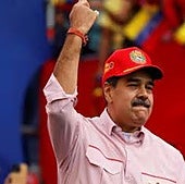 Nicolás Maduro saluda en la juramentación de los nuevos comandos bolivarianos en Caracas.