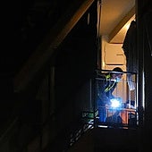 gentes policiales frente a la vivienda donde se ha producido el crimen.