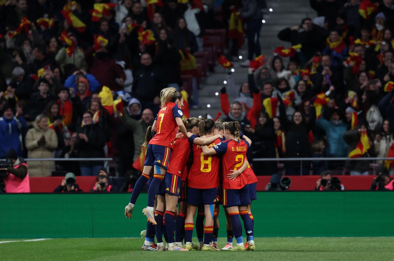 Las futbolistas de la selección celebran uno de los goles de España.