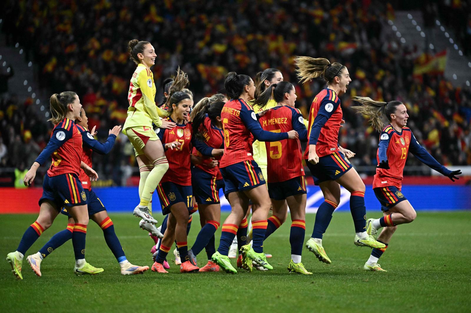 Alegría inmensa de las futbolistas de España tras ganar a Alemania.