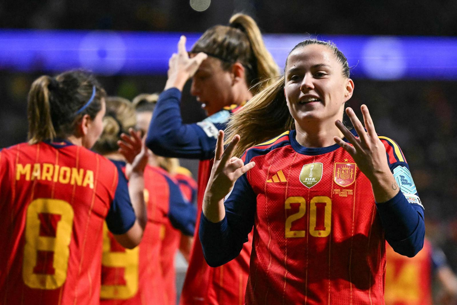 Claudia Pina, autor de dos de los goles, celebra uno de ellos mirando a la grada.