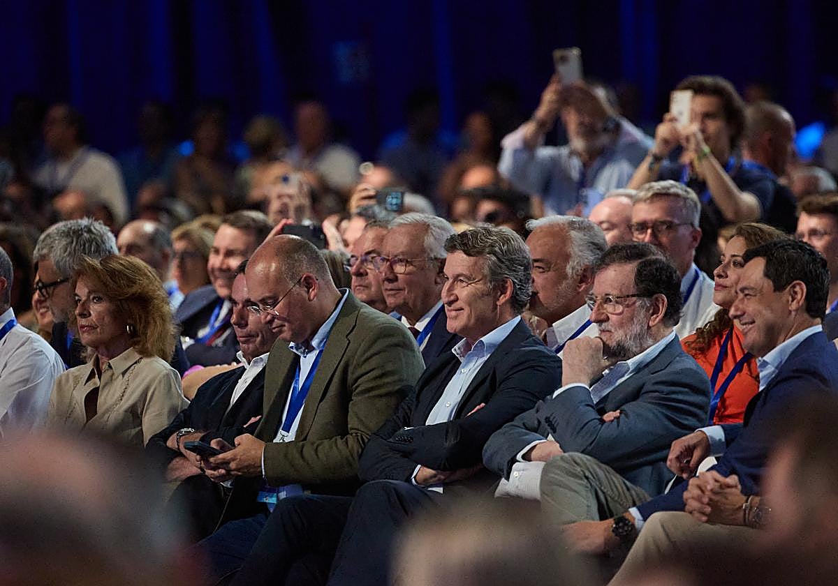 Feijóo, acompañado de Aznar y Rajoy el pasado julio en el congreso nacional del PP.