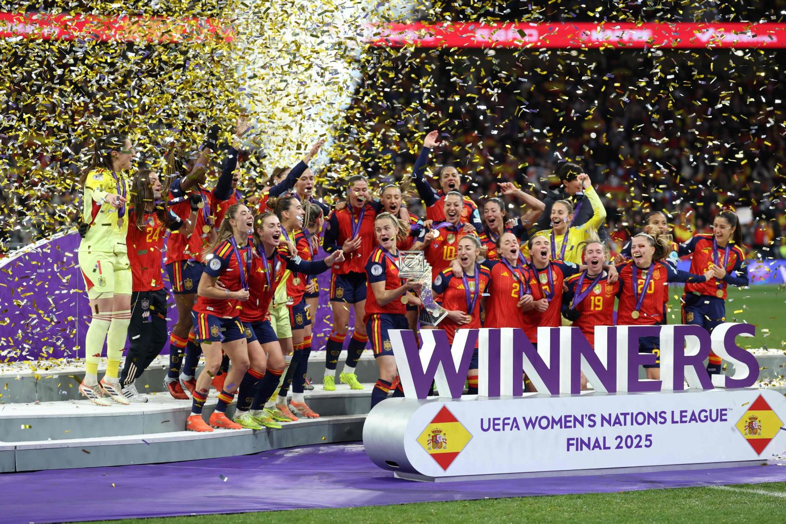 Las futbolistas levantan el trofeo de la Liga de Naciones.