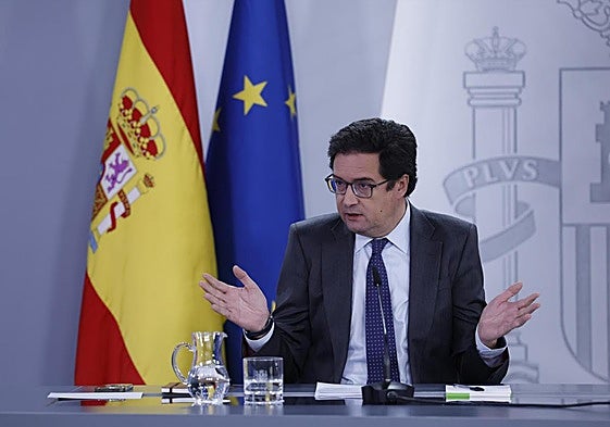 El ministro Óscar López, durante la rueda de prensa.