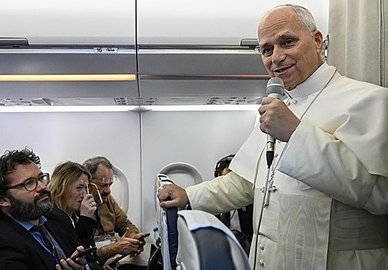 León XIV habla con los periodistas en el avión de vuelta de su primer viaje.