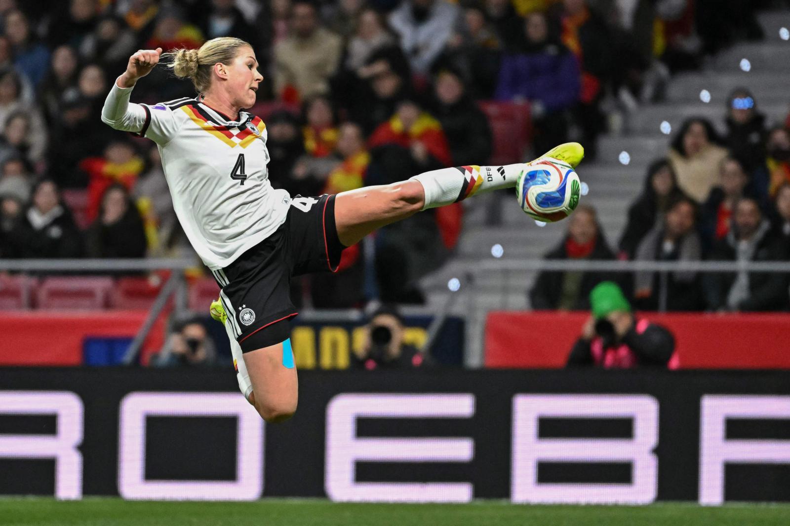 Rebecca Knaak controla el balón de forma acrobática.