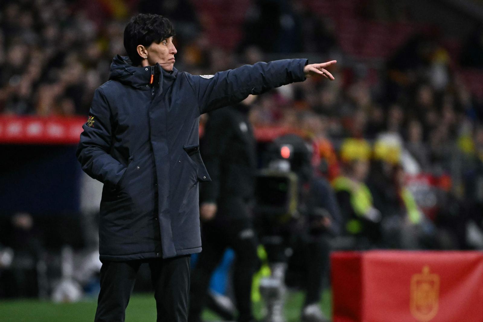 La seleccionadora española, Sinoa Bermúdez, da instrucciones durante el partido.
