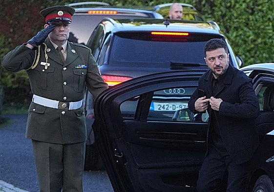 Volodímir Zelenski, este martes a su llegada a la residencia de la presidenta irlandesa.