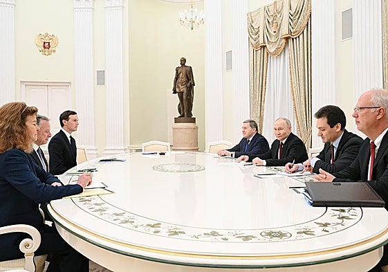 Witkoff, Putin y sus respectivos equipos el martes en Moscú.