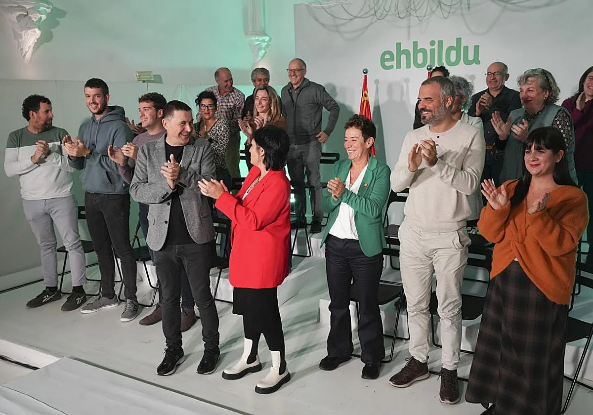 Otegi y la portavoz parlamentaria de EH Bildu en Navarra, Laura Aznal, en el acto celebrado hoy en Pamplona.