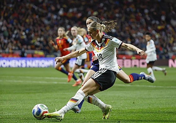 La centrocampista alemana Klara Buhl, durante el partido de vuelta de la final de la Liga de Naciones femenina que midió a la 'Mannschaft' con España.