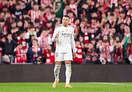 Kylian Mbappé celebra el primero de sus dos goles en San Mamés.