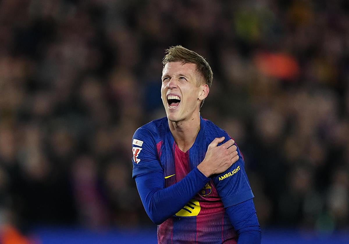 Dani Olmo se duele del hombro tras caer lesionado durante el Barça-Atlético.
