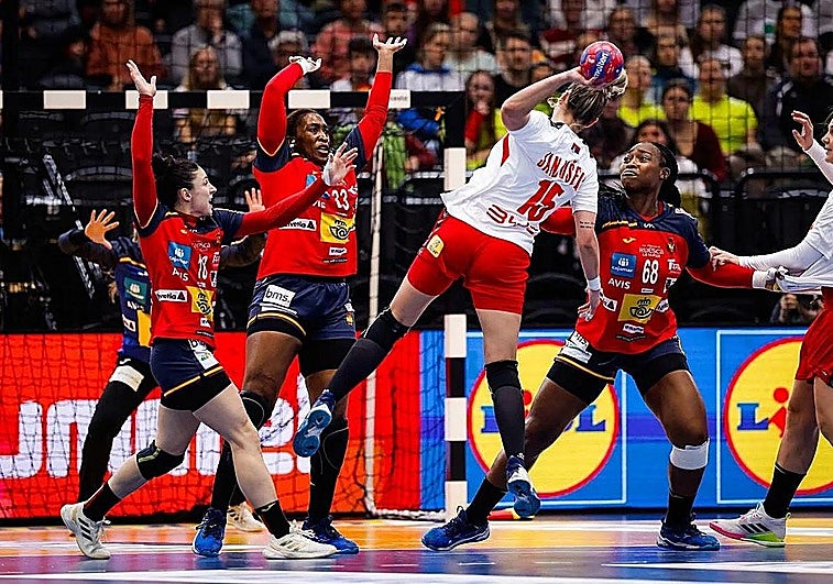 Испанские гандболистки сталкиваются с расизмом после поражения