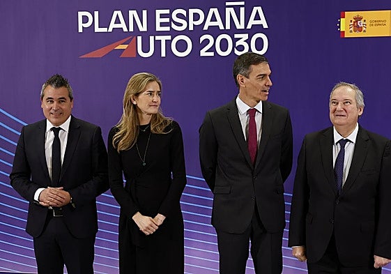 El presidente Pedro Sánchez junto a la vicepresidenta Sara Aagesen, el ministro Jordi Hereu y el presidente de Anfac, Josep Maria Recasens.