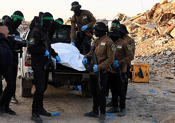 MIembros de Hamás, con los restos de un rehén israelí.