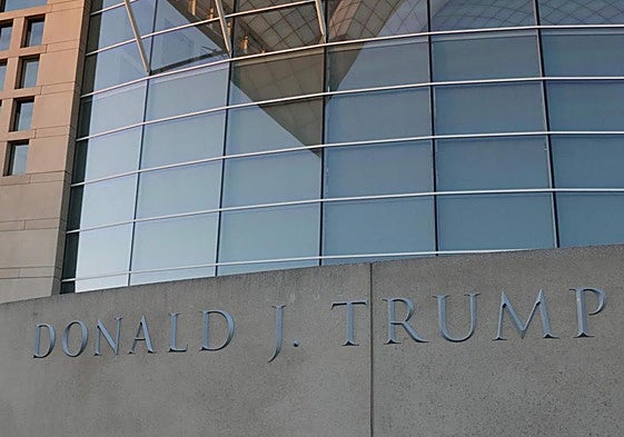El nombre del presidente Donald Trump en el Instituto de la Paz en Washington.