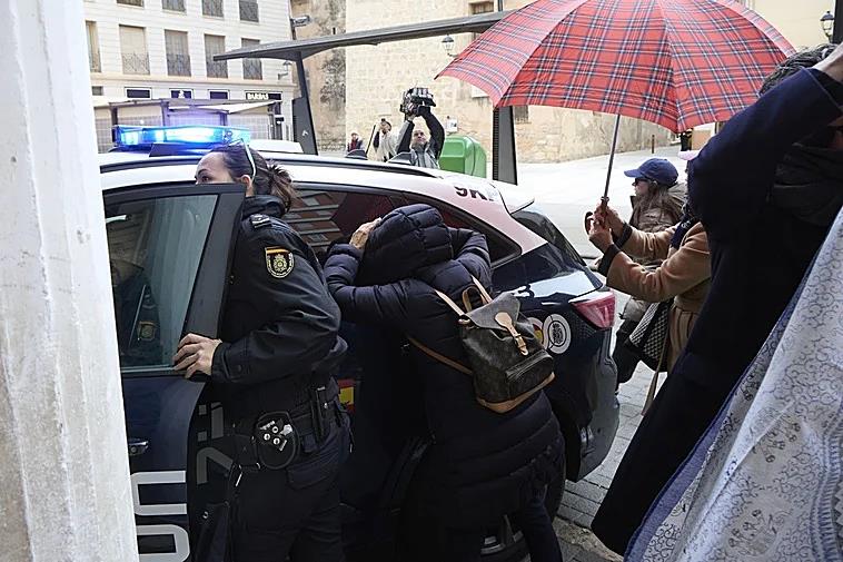 Momento en el que llegaba al juzgado el coche policial con el detenido.