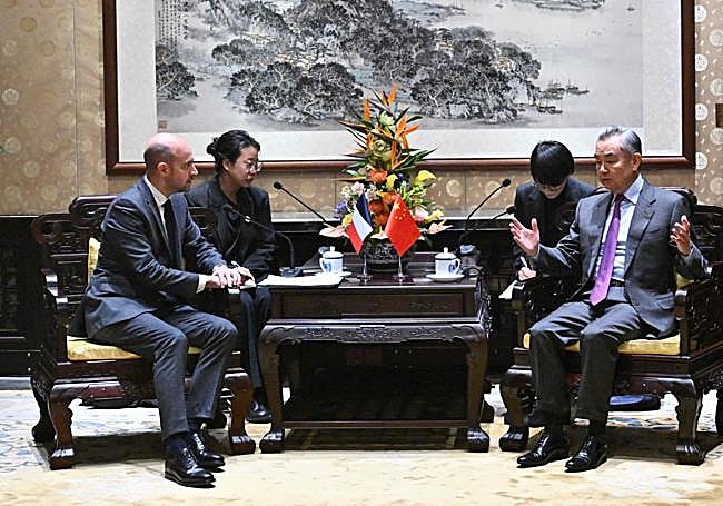 Los ministros de Asuntos Exteriores de Francia, Jean-Noël Barrot, y de China, Wang Yi, se reunieron el miércoles en Pekín.
