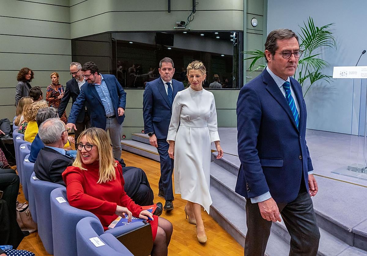 Yolanda Díaz, junto al presidente de la CEOE, ANtonio Garamendi (dcha.).
