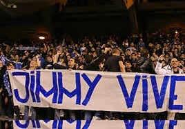 Aficionados del Deportivo de La Coruña con una pancarta en memoria de Jimmy.