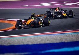 Lando Norris y Max Verstappen, mano a mano durante el Gran Premio de Catar.