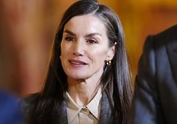 La reina Letizia rescata su traje gris de cuadros más elegante de Hugo Boss para la reunión con la Fundación Princesa de Girona