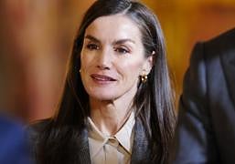 La reina Letizia rescata su traje gris de cuadros más elegante de Hugo Boss para la reunión con la Fundación Princesa de Girona