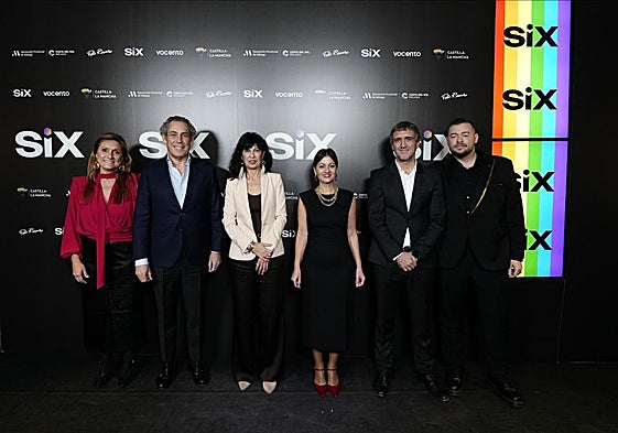 De izquierda a derecha, Ana Delgado, directora general de Six, Manuel Mirat, CEO de Vocento; la ministra de Igualdad, Ana Redondo; la ministra de Juventud, Sira Rego, el director general editorial de Vocento, Fernando Belzunce, y el director de la revista Six, Iván Gelibter.