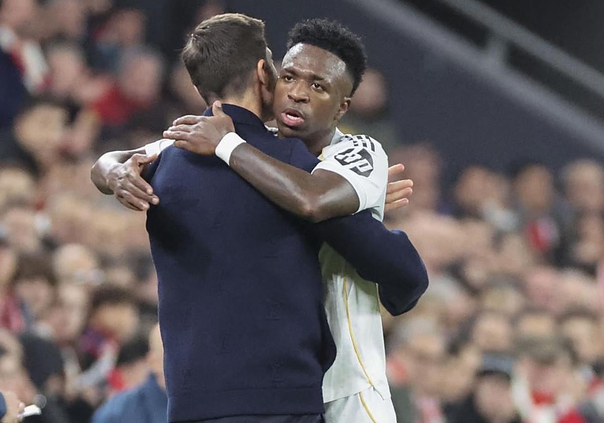 Xabi Alonso y Vinicius se dieron un sanador abrazo en San Mamés.