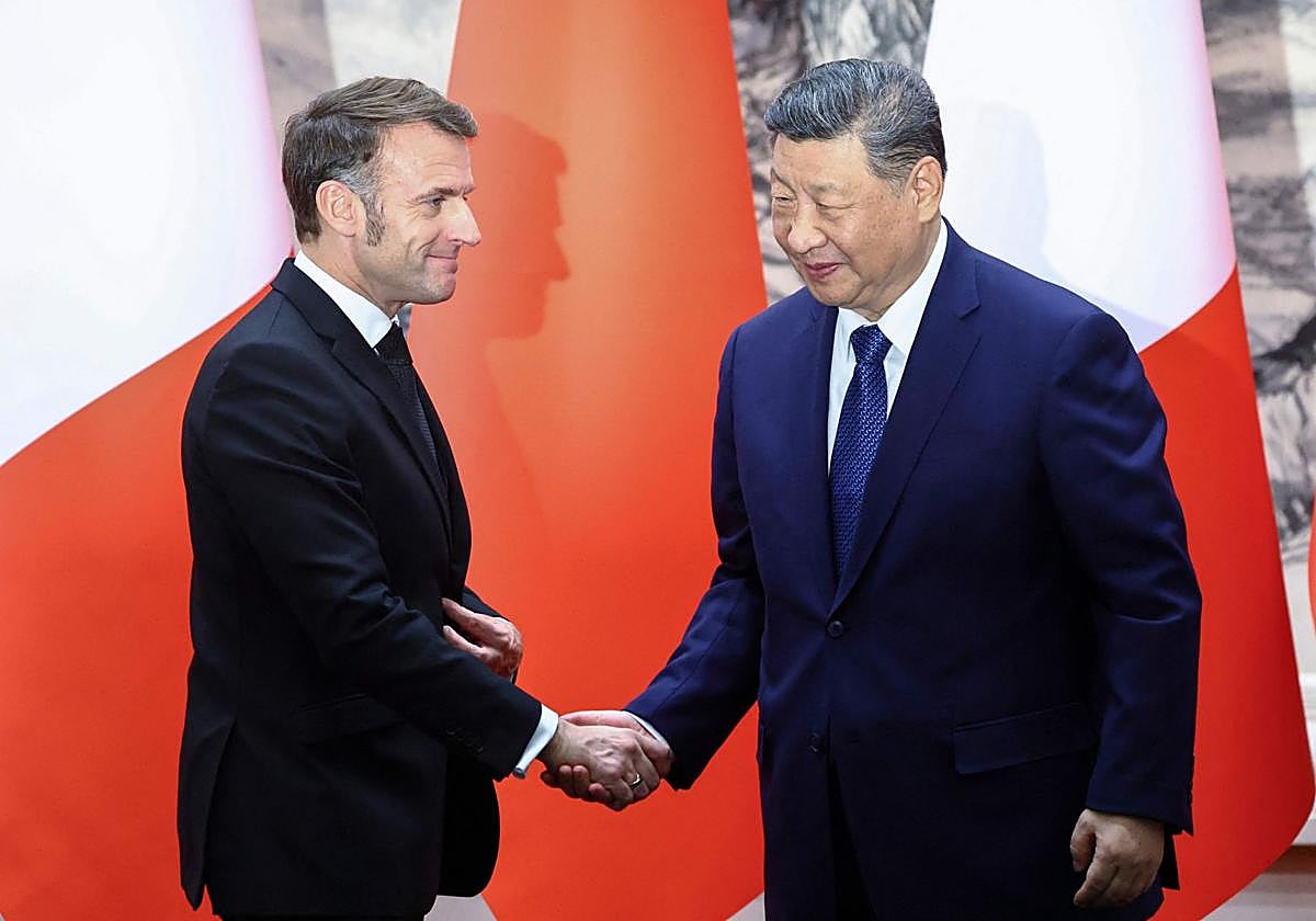 Macron y Xi se saludan este jueves en Pekín.