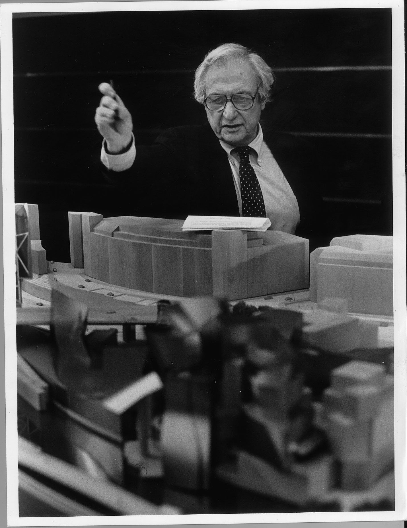 Gehry da explicaciones sobre la maqueta del Guggenheim (1993).