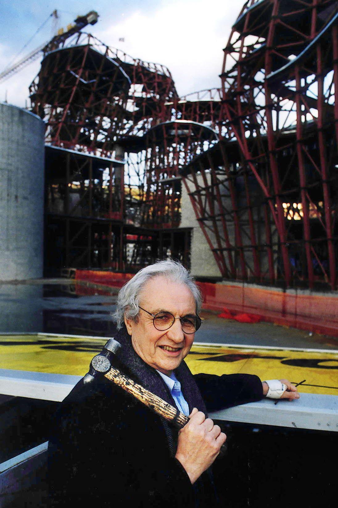 Gehry junto al museo Guggenheim durante su construcción (1996)