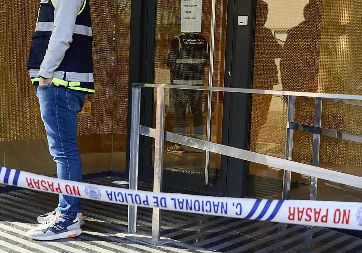 Un policía nacional en la puerta de la clínica Mireia en Alzira.