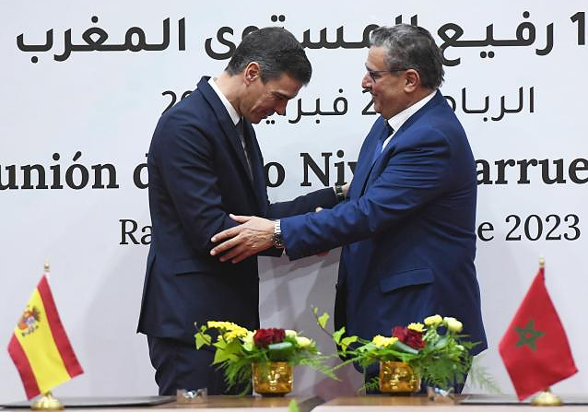 El presidente del Gobierno, Pedro Sánchez, este jueves junto a. primer ministro de Marruecos, Aziz Akhannouch