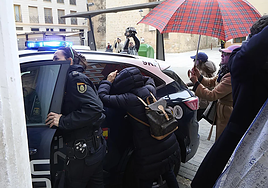 Familiares del anestesista impiden que los periodistas graben imágenes del médico cuando llegó al juzgado.