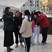 Familiares del menor lloran tras la trágica noticia en Garrucha.