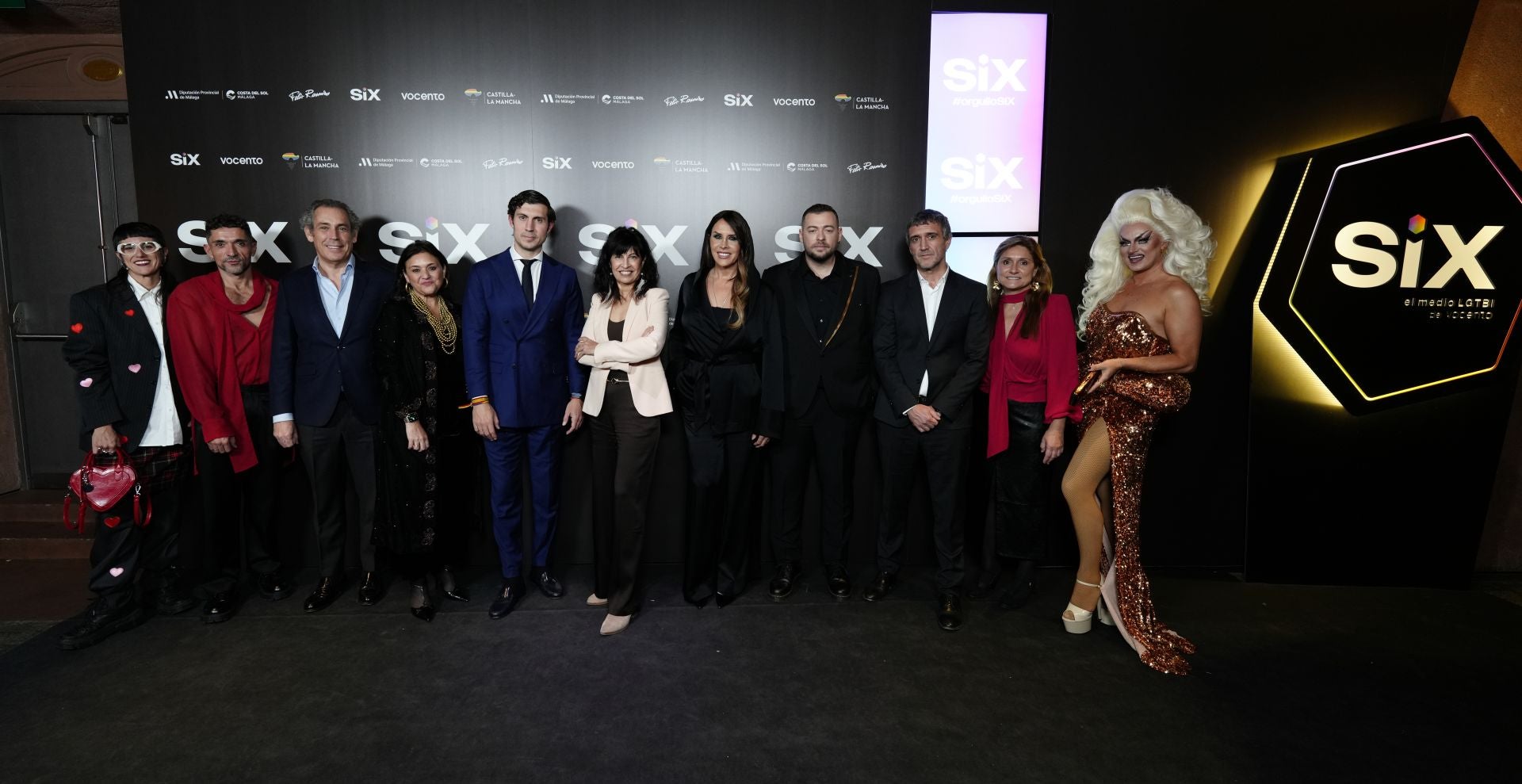 Estupenda Márquez, divulgadora; Jorge Garrido, director ejecutivo de Apoyo Positivo; Manuel Mirat, CEO de Vocento; Margarita del Cid, alcaldesa de Torremolinos; David García Núñez, director de comunicación de FCC; Ana Redondo, ministra de Igualdad; Karla Sofía Gascón, actriz; Iván Gelibter, director de SIX; Fernando Belzunce, director editorial de Vocento; Ana Delgado, directora general de ABC; y Pink Chadora, artista drag.