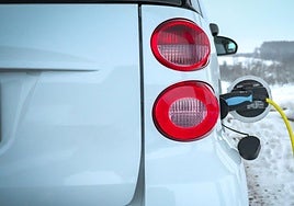 Carga de coche elécrico bajo la nieve