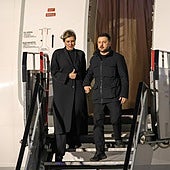 Volodímir Zelenski baja junto a su esposa del avión presidencial en el aeropuerto de Dublín.