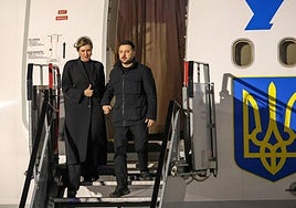 Volodímir Zelenski baja junto a su esposa del avión presidencial en el aeropuerto de Dublín.