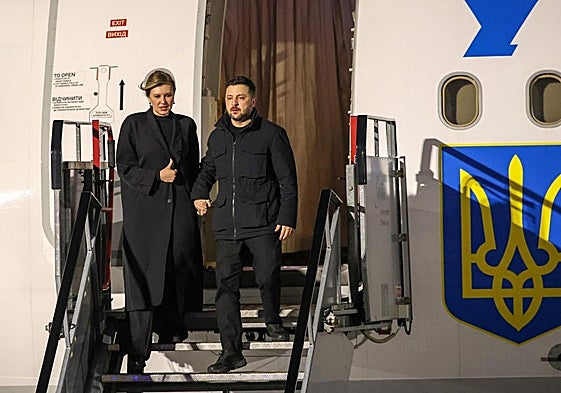 Volodímir Zelenski baja junto a su esposa del avión presidencial en el aeropuerto de Dublín.
