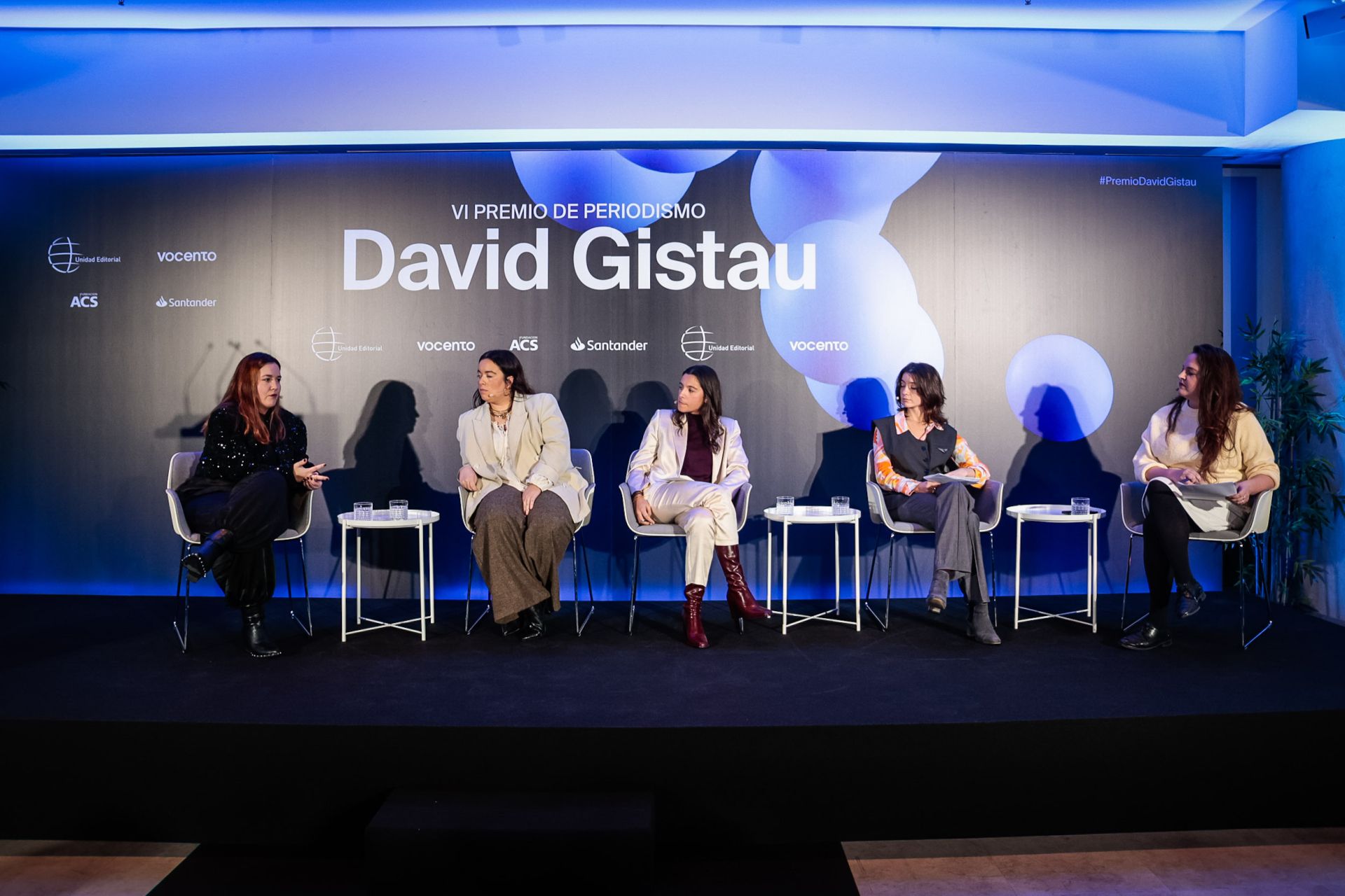 Beatriz L. de Echazarreta, Clara Mollá, Paula María Alvárez y Elena Iribas, junto con Leyre Iglesias, en una charla durante la gala del Premio Gistau