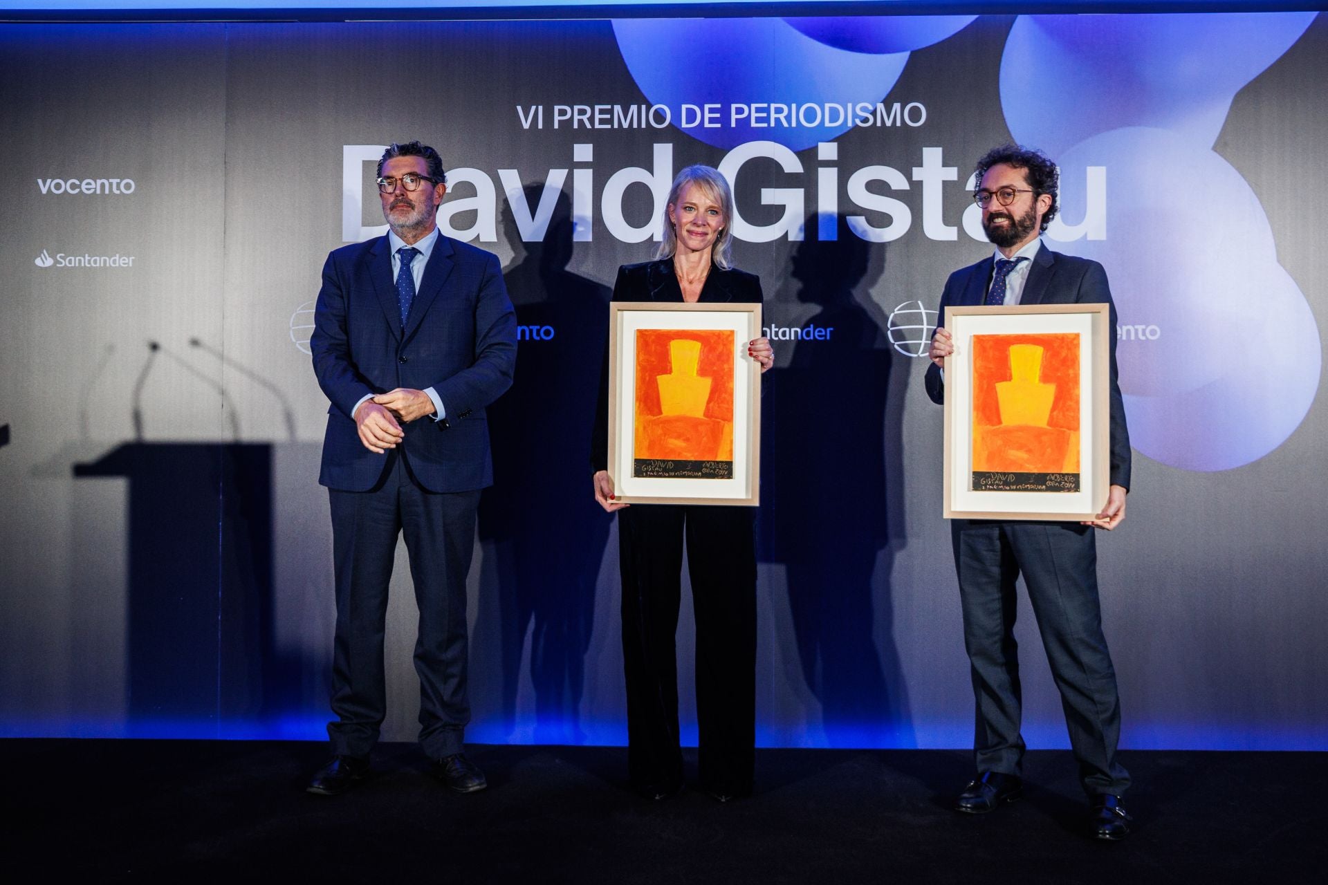 Julián Quirós, director de ABC, Romina Caponnetto, viuda de David Gistau, y Joaquín Manso, director del 'El mundo'