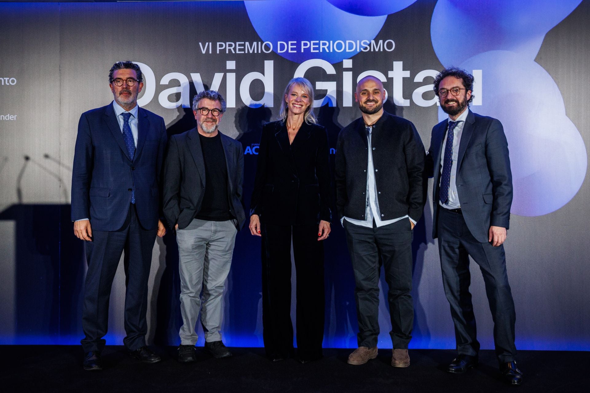 Julián Quirós, director de ABC, Romina Caponnetto, viuda de David Gistau, y Joaquín Manso, director del 'El mundo'