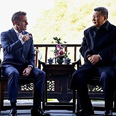 Los presidentes francés, Emmanuel Macron, y chino, Xi Jinping, hablan durante una visita a Dujiangyan.