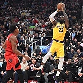 LeBron James, durante el último duelo ante los Raptors.